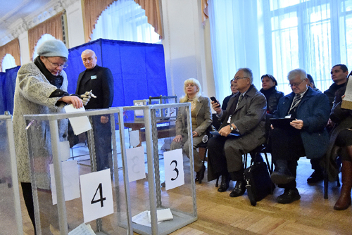 Khối Poroshenko tạm dẫn đầu bầu cử Ukraine ảnh 1
